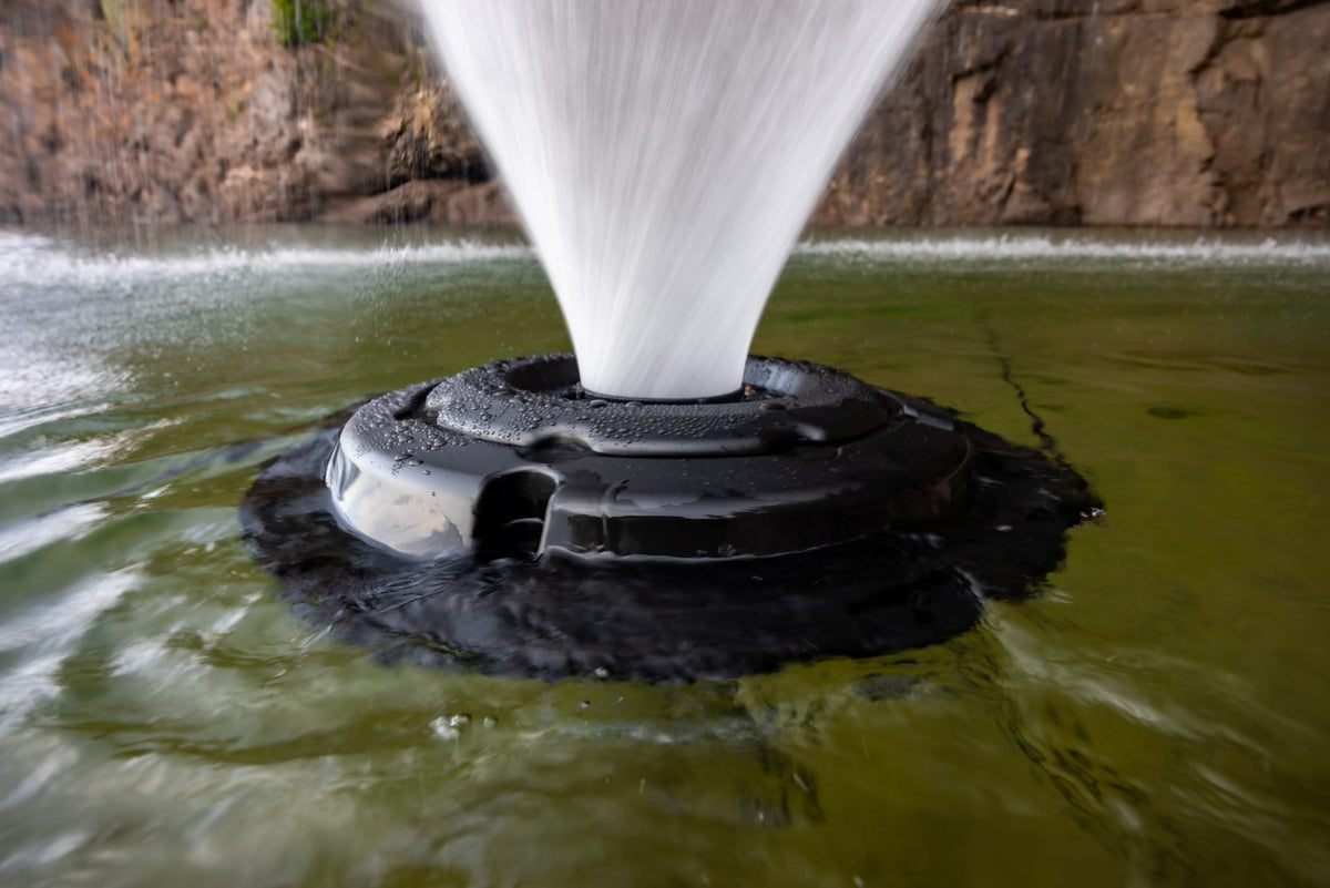 Fontaine flottante Kasco VFX 4400 sur un plan d'eau